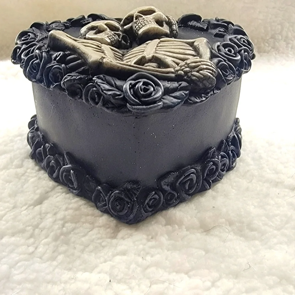 Skull & Roses Resin Trinket Box! - Picture 7 of 9